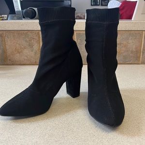 Super cute Simply Vera boots